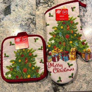 Christmas house oven mitt and potholder set. NWT